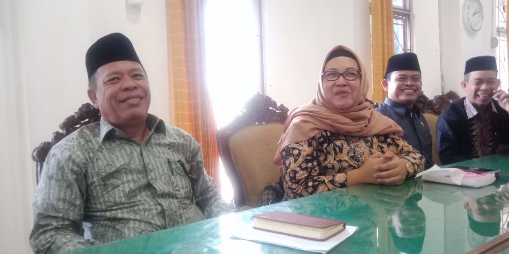 Camelia di Ruang Komisi I DPRD Batanghari, memberikan keterangan pada media terkait ijazah.