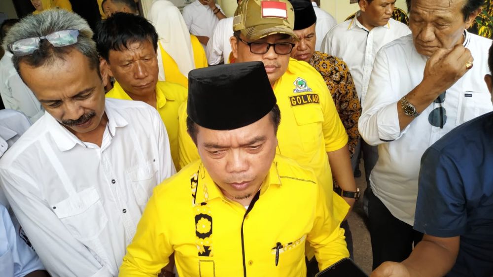 Al Haris diwawancarai media usai mengembalikan formulir ke Golkar 
