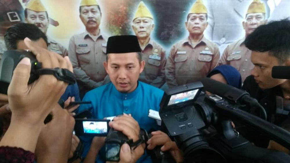 Ketua Bawaslu Asnawi memberikan keterangan pada wartawan.