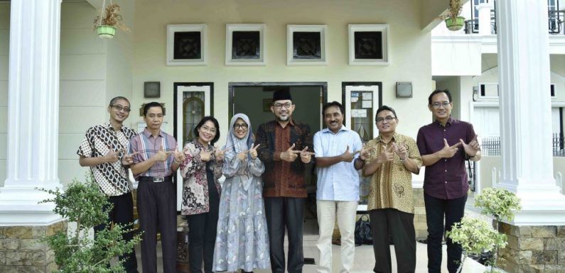 Pj Sekda Provinsi Jambi, Sudirman, SH,MH beserta istri yang juga Ketua Dharma Wanita Persatuan (DWP) Provinsi Jambi, Hj Iin Kurniasih Sudirman mengisi data secara online untuk SP 2020 di kediamannya, di RT 022, Jalan Bangka, Kelurahan Kebun Handil, Kecamatan Jelutung, Kota Jambi, Sabtu (15/2) pagi.