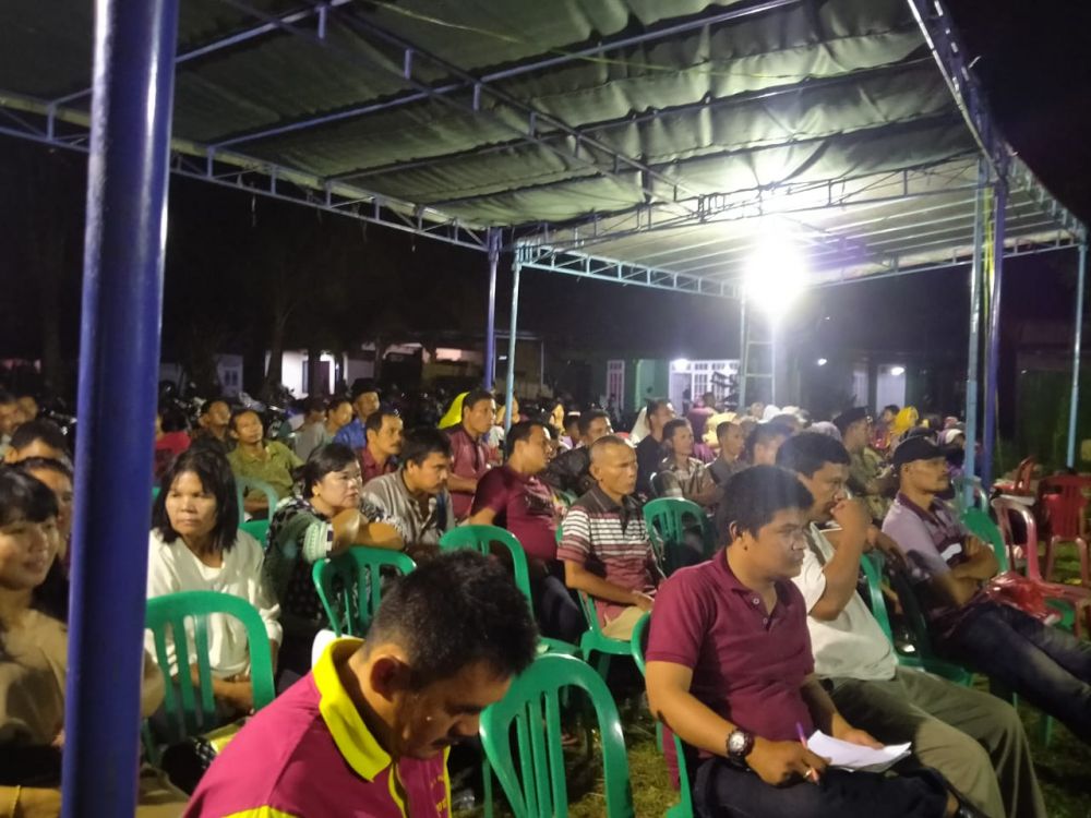 Warga yang menyanpaikan aspirasinya kepada anggota dewan Muarojambi Sumarsen Purba, salah satunya pengadaan TPU Kristen.