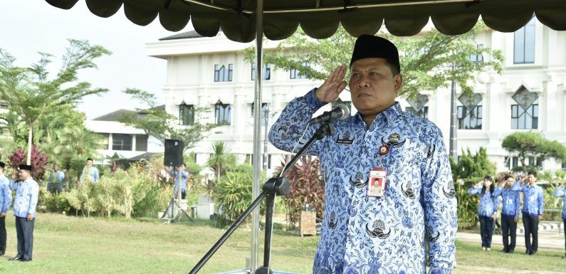  Asisten Perekonomian dan Pembangunan (Asisten II) Setda Provinsi Jambi Ir.Agus Sunaryo memimpin upacara bendera dalam rangka meningkatkan disiplin ASN di lingkup pemerintah Provinsi Jambi, Senin (17/2) 