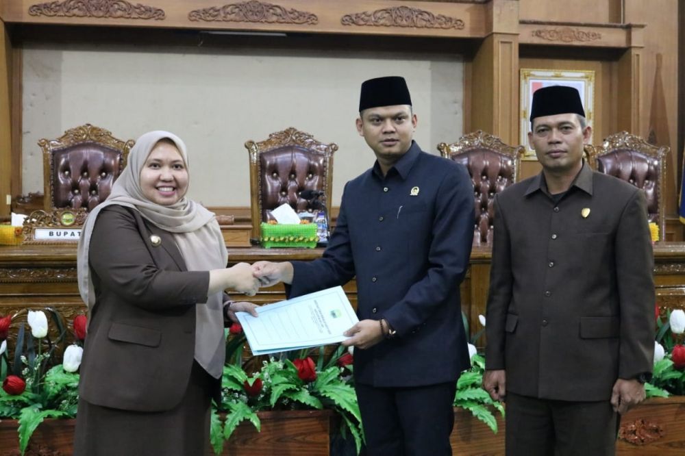 Penyerahan berkas dua Perda yang disahkan.