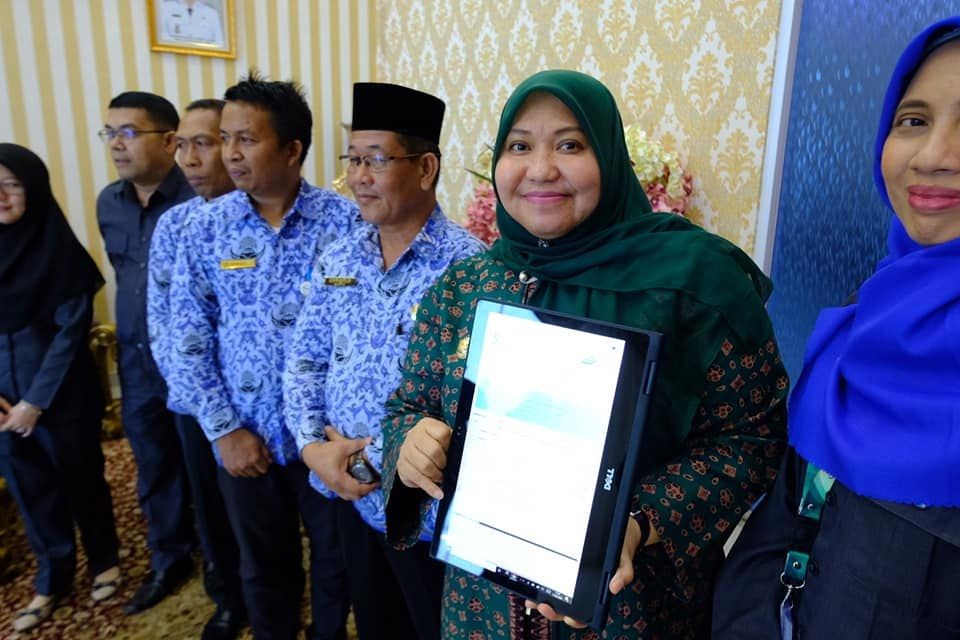 Bupati menghimbau agar warga mendukung proses pendataan penduduk.