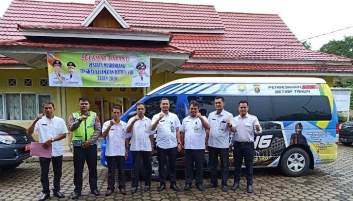 Kepala UPTD PPD Samsat Sarolangun, Makhbub Junaidi bersama staf.