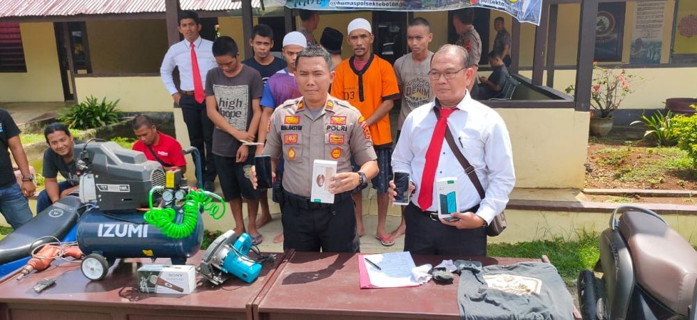 Kapolres Tebo memperlihatkan barang bukti dan tersangka pencuri HP.