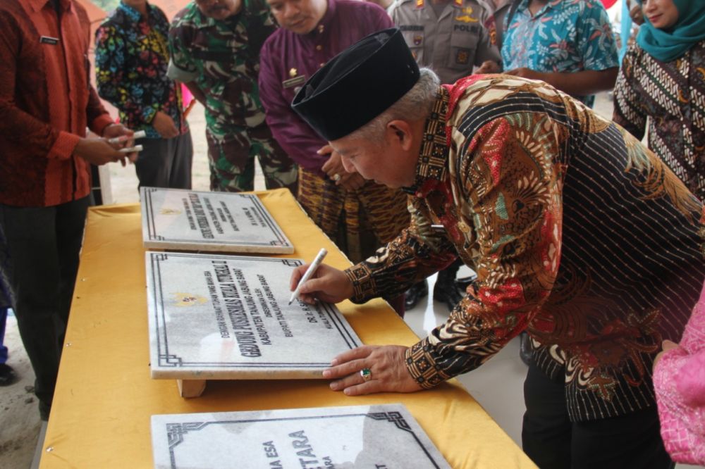 Safrial  menandatangi prasasti