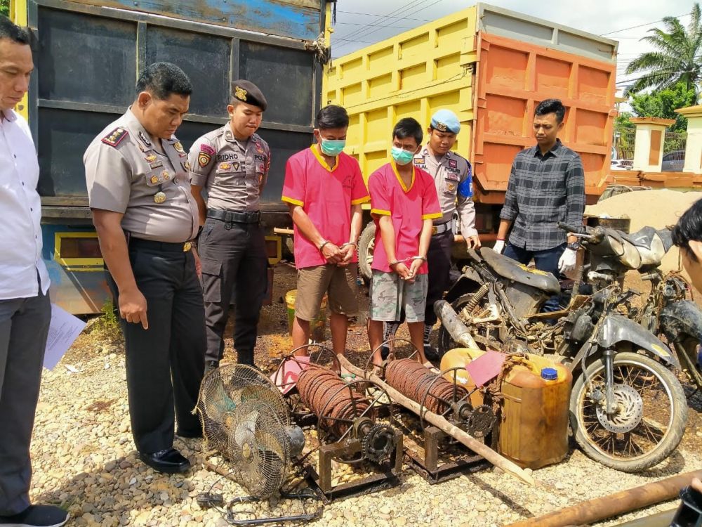 Polres Batanghari saat mengamankan dua pekerja ilegal drilling.