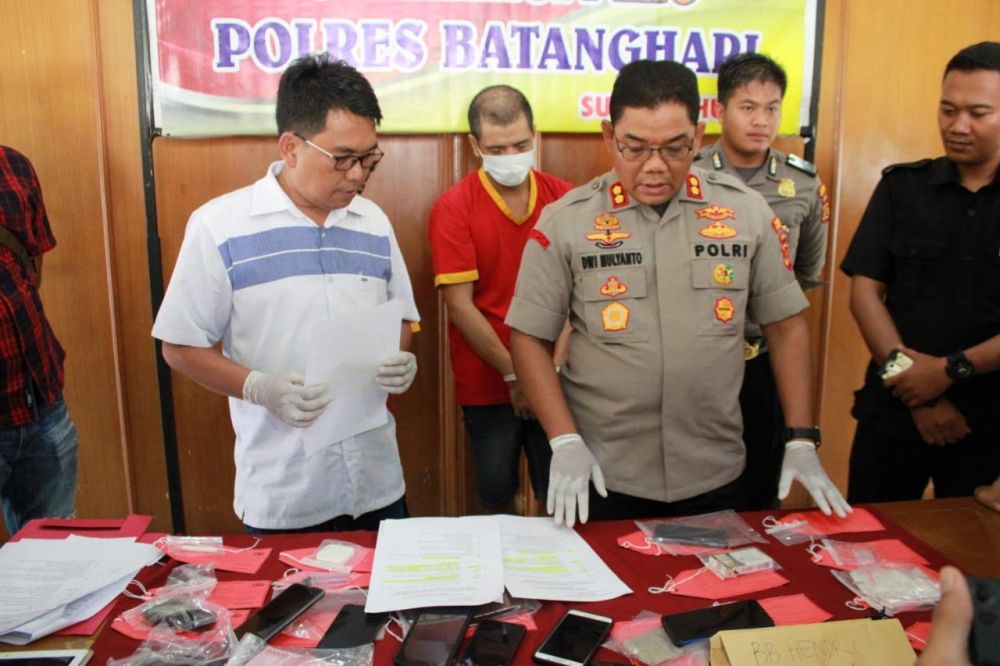 Kapolres Batanghari memberikan keterangan pada wartawan.