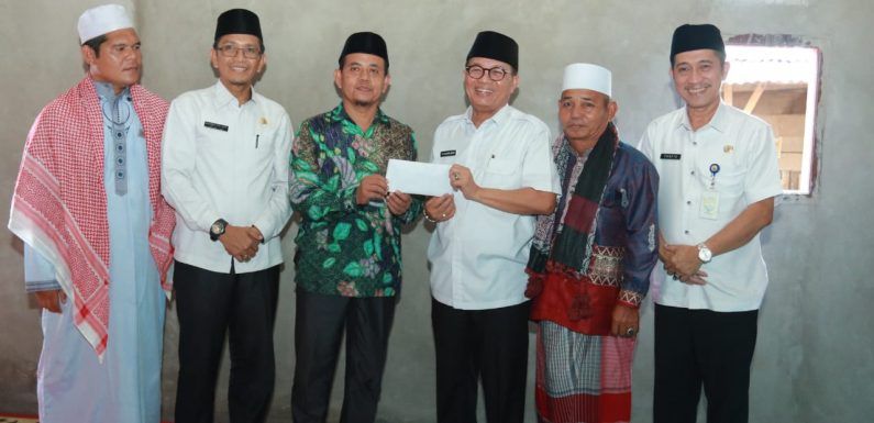 Gubernur Jambi Dr.Drs.H.Fachrori Umar, M.Hum bersilaturahmi ke Pondok Pesantren (Ponpes) Al-Madinah, Kelurahan Kampung Baru Kecamatan Muara Tembesi Kabupaten Batang Hari, Rabu (26/02/2020). 