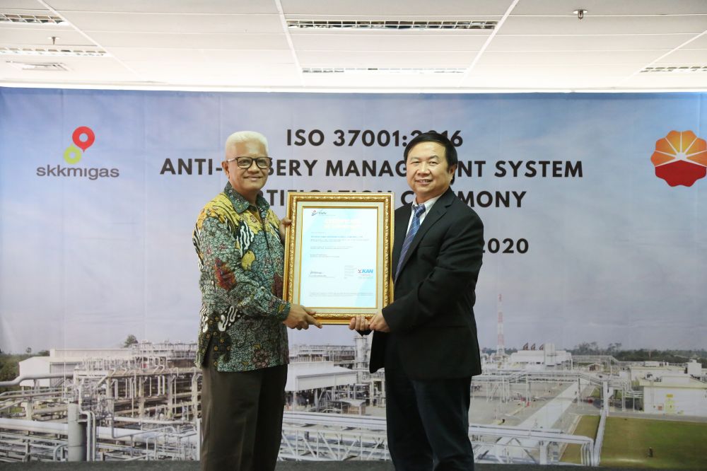 Direktur Utama PT Mutuagung Lestari Arifin Lambaga menyerahkan sertifikat ini kepada Presiden PetroChina Nie Changmou di Jakarta