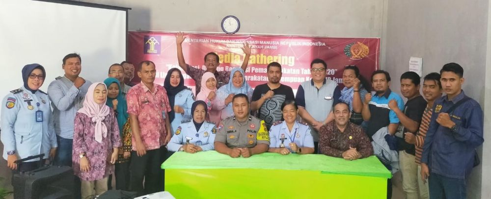 Kalapas perempuan Muarojambi foto bersama media