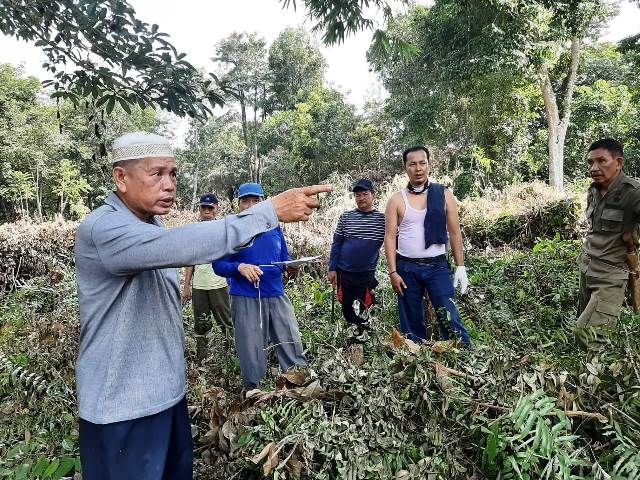 Saat gotong royong warga Kampung Muara Sawah bersamaan mengukur areal lahan TPU Pemetang Keras 