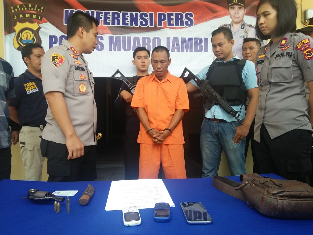 Kapolres Muarojambi memberikan keterangan pers
