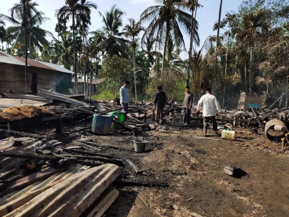 Rumah warga yang terbakar dan menewaskan pasangan suami istri