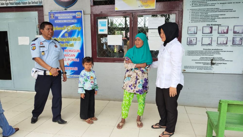 Nenek Eli (50) berhijab warna hijau pelaku pembawa Narkoba saat diamankan petugas.