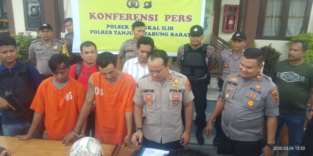 Kapolrer Tanjabbarat  merilies tersangka curanmor dan barang bukti.