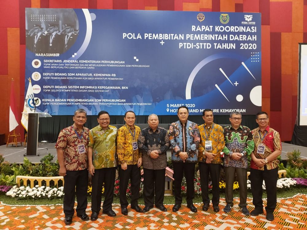 Safrial foto bersama peserta rakor lainya.
