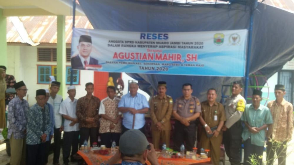 Wakil ketua 1 Agustian Mahir foto bersama warga.