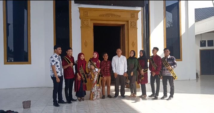 Bujang Gadis Muarojambi foto bersama Wakil Ketua DPRD Muarojambi.