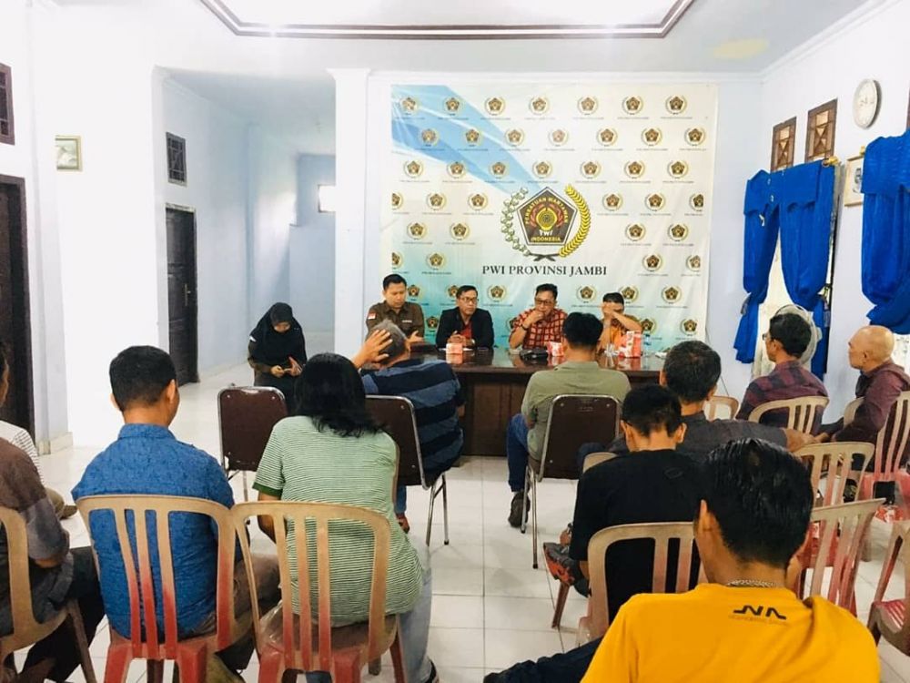 Komunitas Peduli Pemilu dan Demokrasi (KOPIPEDE) Provinsi Jambi bekerjasama dengan Persatuan Wartawan Indonesia (PWI) Jambi dengan tema menggelar diskusi publik. 