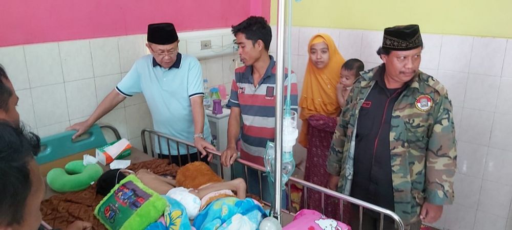 Cek  Endra  menjenguk pasien gizi buruk