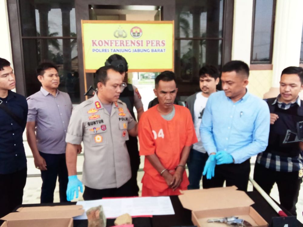 BM tersangka penyerang Kepsek SMAN 10 Tanjabbarat ketika pers riles dengan Polres tanjabbarat. 