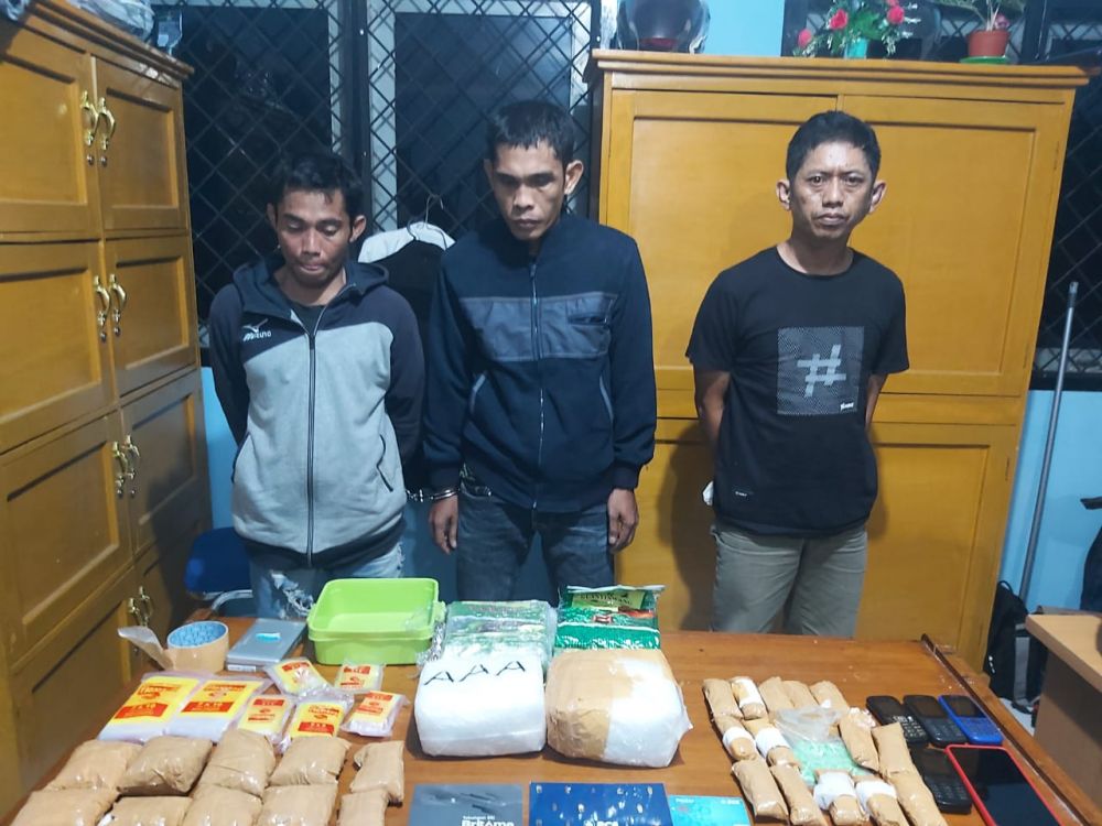 Tiga tersangka dan satu lagi permpuan pemilik Narkoba, dua diantaranya warga Kualatungkal.
