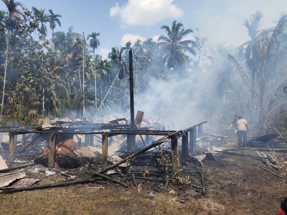 Rumah warga yang hangus terbakar