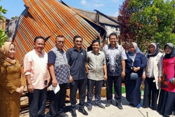 Komisi IV saat mengunjungi SMAN 8 Merangin Pascakebakaran, Selasa (10/3)