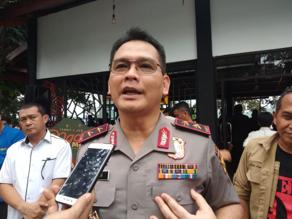 Kapolda Jambi, Irjen Pol Firman Shantyabudi memberikan keterangan pada wartawan.
