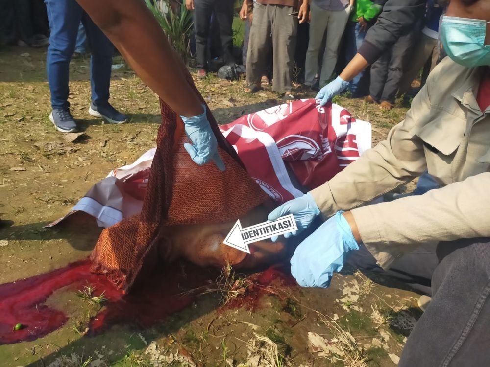 Polisi melakukan olah TKP