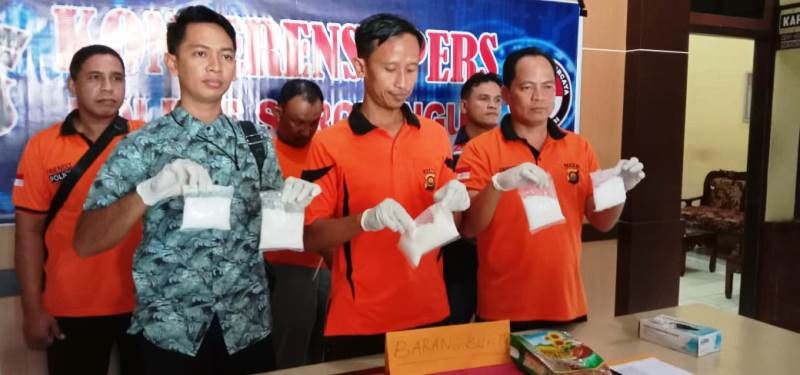 Kapolres Sarolangun, AKBP Deny Heryanto (Tengah), Waka Polres Kompol Husni Thamrin (Kanan) dan Kasat Narkoba, IPTU Lumbrian Hayudi Putra SIK (Kiri)