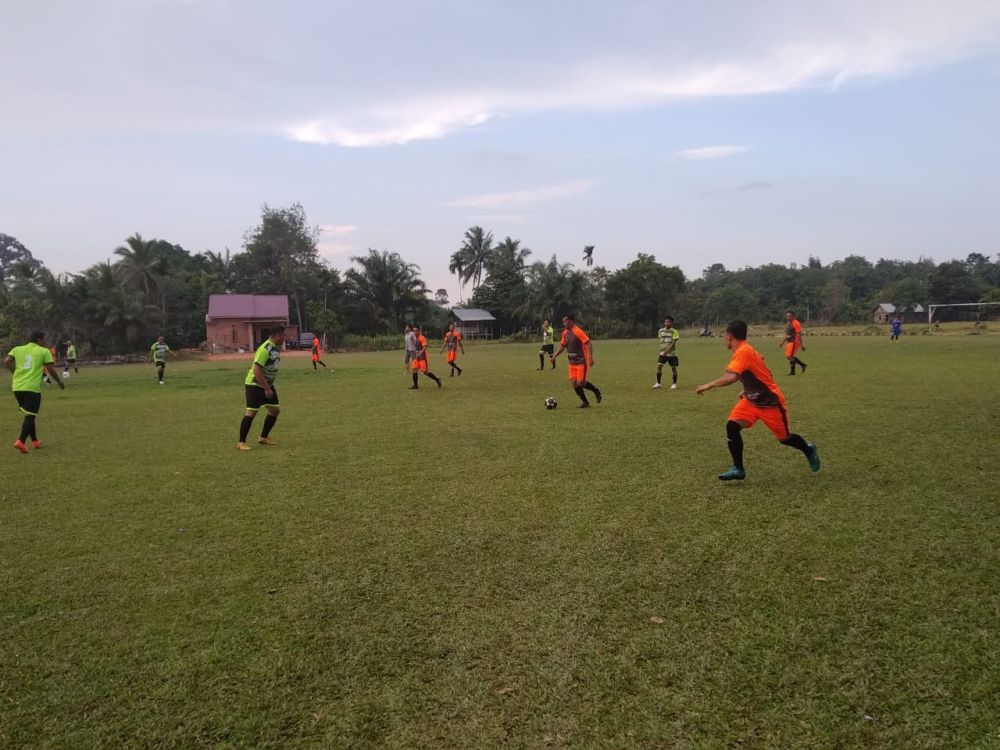 Laga persahabatan antara Pers FC dengan PS Muarojambi Legend di Lapangan Sepakbola Pijoan, Kabupaten Mauroajambi, Sabtu (14/3), 