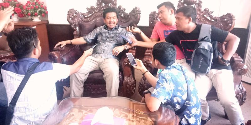 Ketua DPRD Sarolangun, Tontawi Jauhari SE saat diwawancara