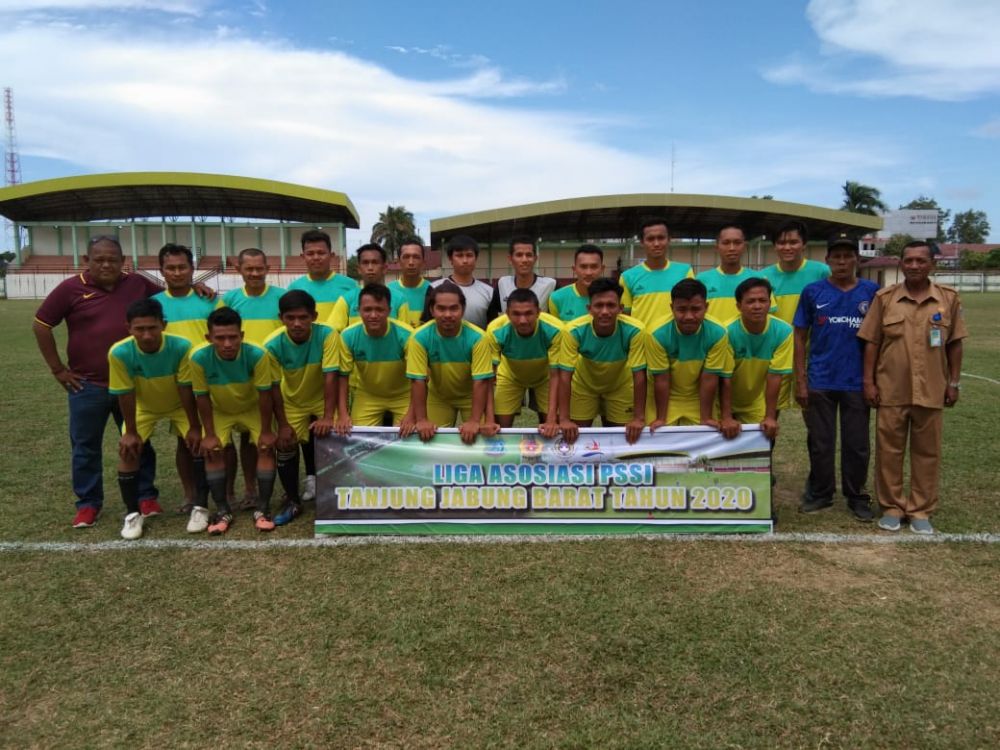 Pemain dua kesebelasan foto bersama.