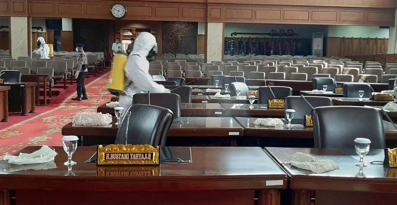 Gedung DPRD Provinsi Jambi, Rabu, disemprot disenfektan dari Gegana Brimob Polda Jambi dalam upaya penyebaran virus Corona atau COVID-19.