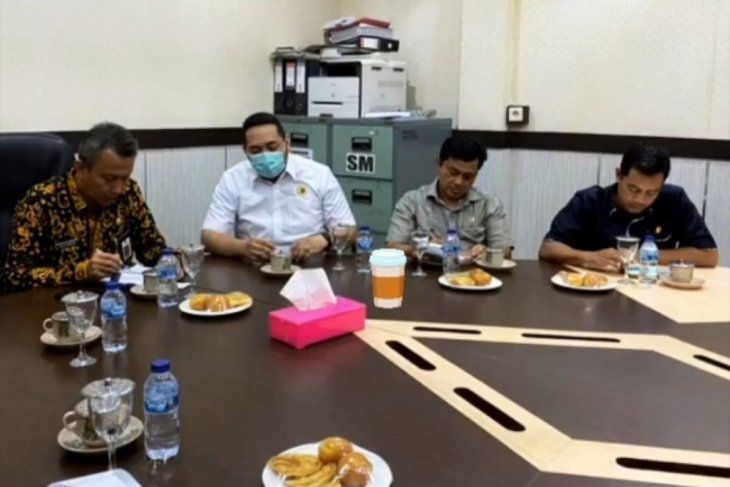 Wakil Ketua DPRD Provinsi Jambi Pinto Jaya Negara bersama Anggota Komisi IV DPRD Provinsi Jambi melakukan kunjungan kerja (Kunker) ke Kabupaten Tanjung Jabung Barat guna meninjau persiapan Pemkab dalam mengantisipasi wabah virus Corona atau Covid-19, Kamis (19/3)