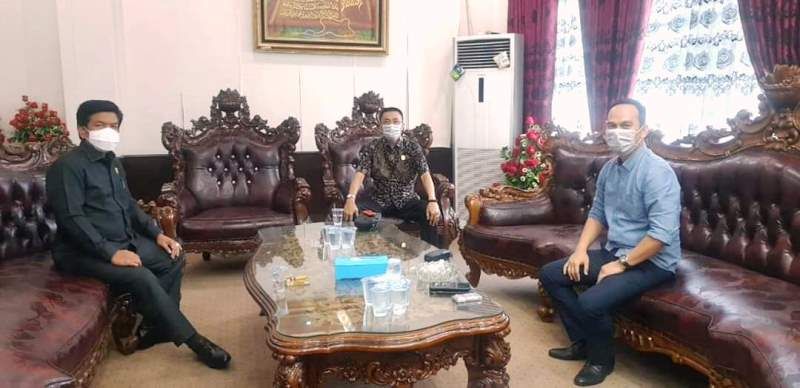 Pimpinan DPRD Sarolangun, Tontawi Jauhari SE, Aang Purnama SE MM dan Syahrial Gunawan menerapkan social distancing dalam pelaksanaan rapat internal   
