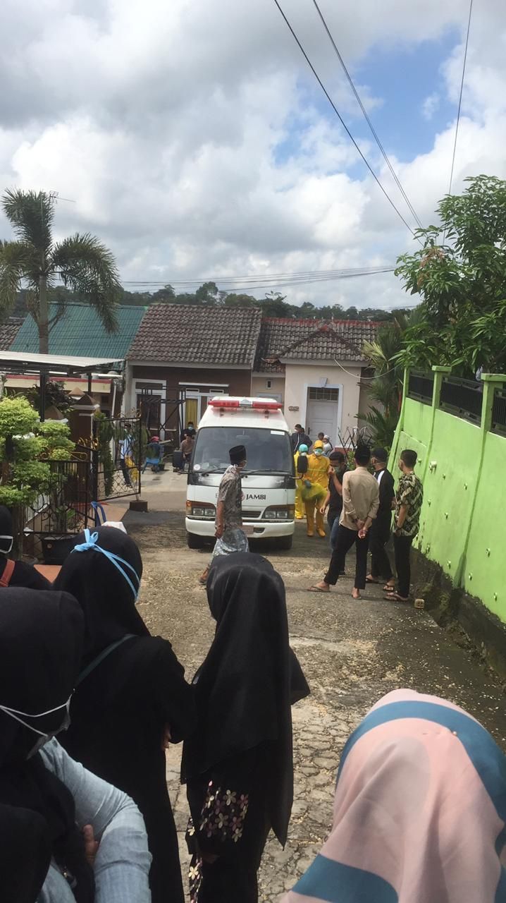 Suasana dikediaman rumah duka Sekretaris DPRD  Kabupaten Muaro Jambi Dedi Susilo. 