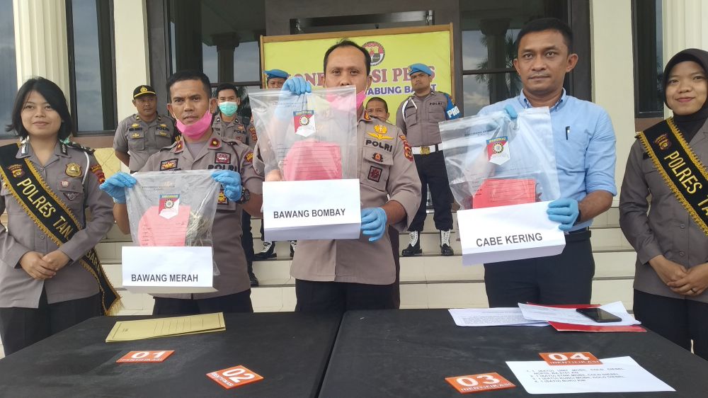 Polisi memperlihatkan barang bukti