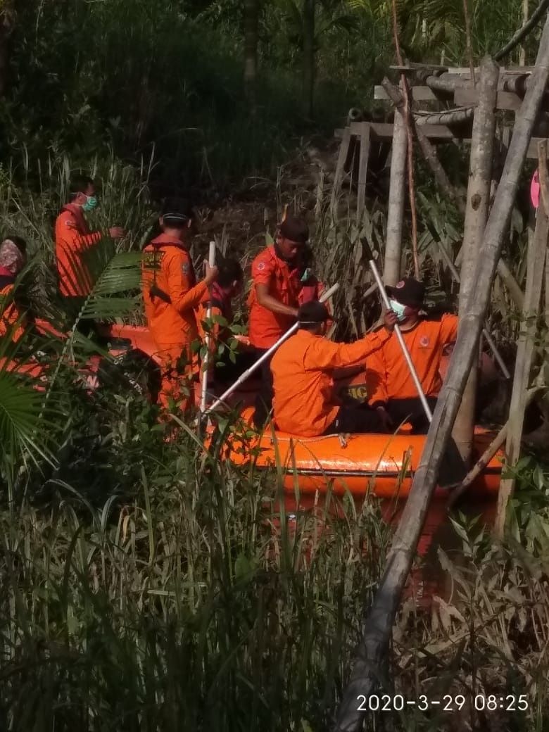 Tim gabungan dari Basarnas saat melakukan pencarian.