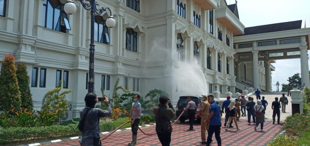 Walikota mempimin langsung penyemprotan kantor gubenur Jambi
