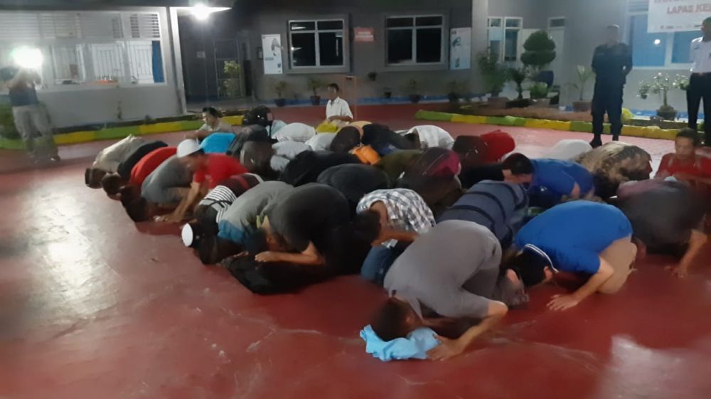 Para Napi Lapas Klas IIA saat syujud syukur karena dibebaskan