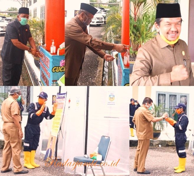 Ketua DPRD, Tontawi Jauhari, Bupati H Cek Endra, Wabup H Hillalatil Badri, Sekda Endang Abdul Naser dan Asisten I Arief Ampera ikuti SOP untuk memasuki ruang paripurna dewan 