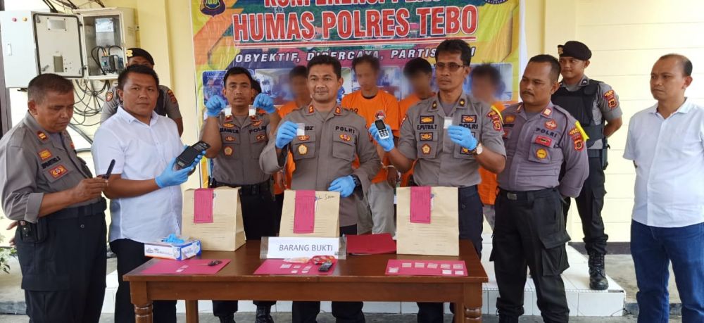 Kapolres Tebo didampingi Wakapolres serta Kasat Narkoba memperlihatkan barang  bukti narkoba 