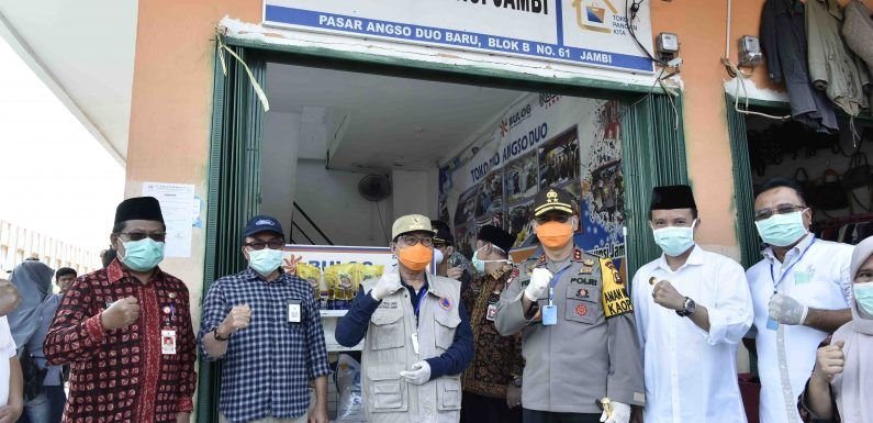 Gubernur meninjau ketersediaan bahan pangan pokok di Pasar Semi Modern Angso Duo bersama Kapolda Jambi, Irjen Pol. Drs.Firman Shantyabudi,M.Si, ditengah merebaknya Coronavirus disease-2019 (Covid-19) secara global, serta menjelang Bulan Suci Ramadhan Tahun 2020, Kamis (02/04).