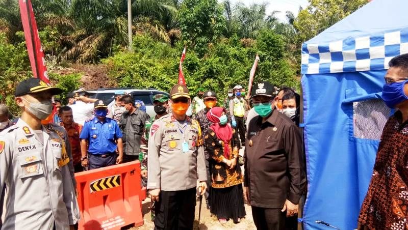 Kapolda Jambi, Irjen Pol Firman Shantyabudi  meninjau Posko penanganan Covid-19 di perbatasan Kabupaten Sarolangun dengan Sumsel, Kamis (09/04), siang