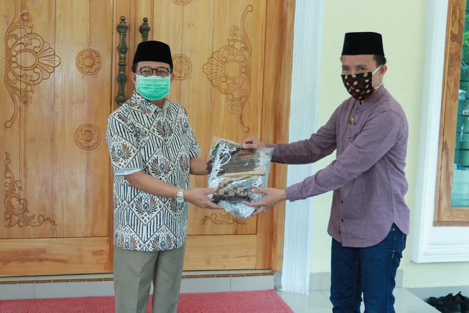 Gubernur Jambi Dr.Drs.H.Fachrori Umar,M.Hum, Jum’at (10/04/2020) menyerahkan 1.000 (seribu) masker yang ditijukan kepada para pedagang dan pembeli di Pasar Angso Duo. Masker tersebut diserahkan secara simbolis kepada pengelola Pasar Angso Duo, bertempat di rumah dinas Wakil Gubernur Jmbi, Telanaipura.