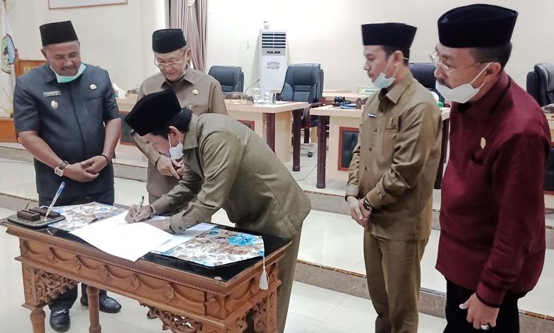 Penandatangan berita acara Persetujuan 5 Raperda oleh Ketua DPRD, Tontawi Jauhari SE, belum lama ini